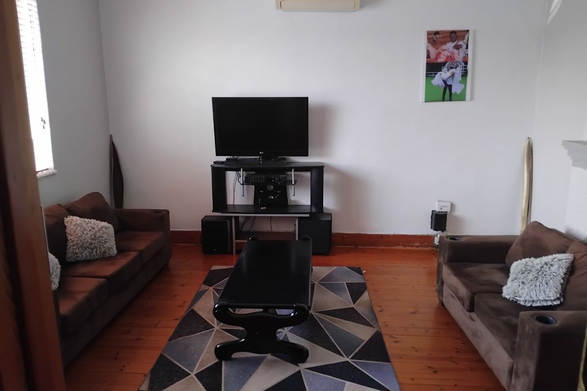 Beautiful Corner Stand Family Home in Kensington - Photo 4