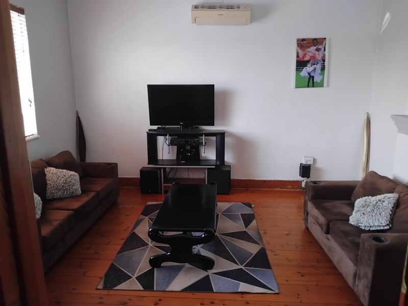 Beautiful Corner Stand Family Home in Kensington - Photo 4