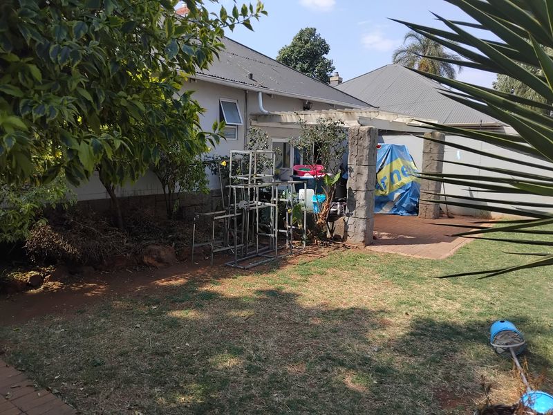 Beautiful Corner Stand Family Home in Kensington - Photo 10