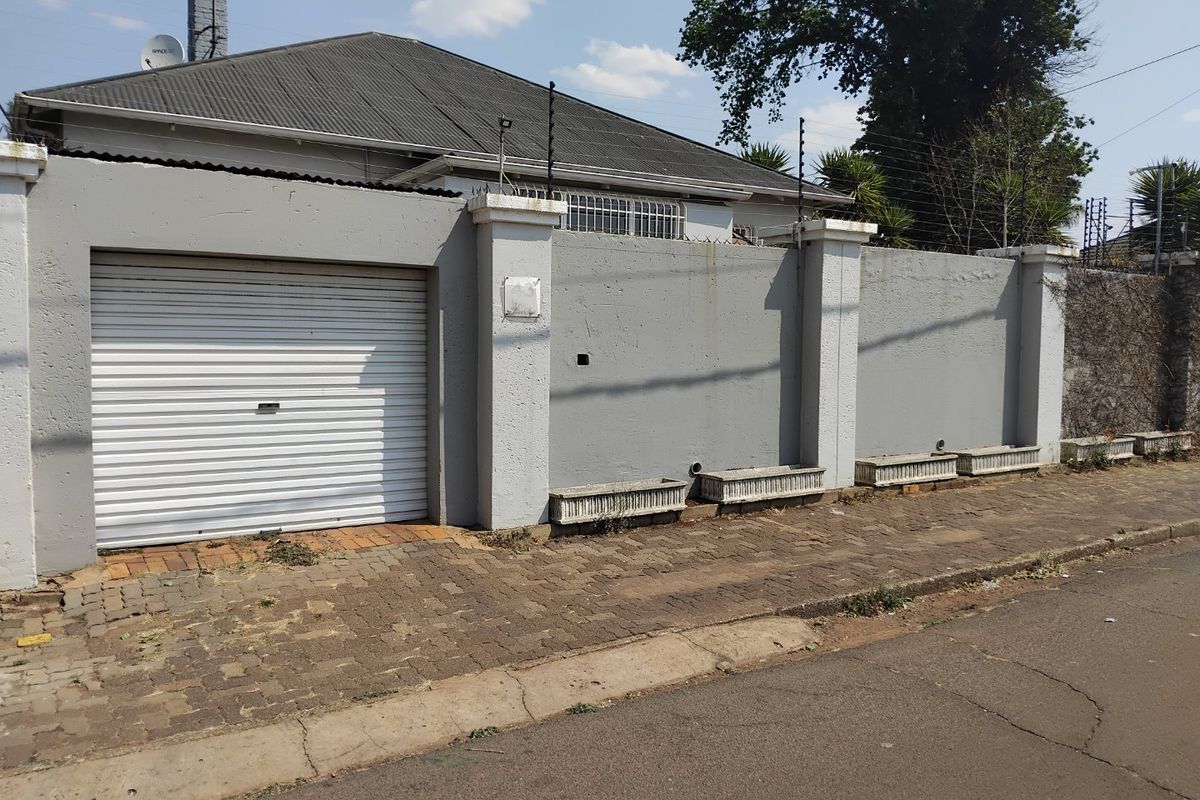 Beautiful Corner Stand Family Home in Kensington - Photo 5