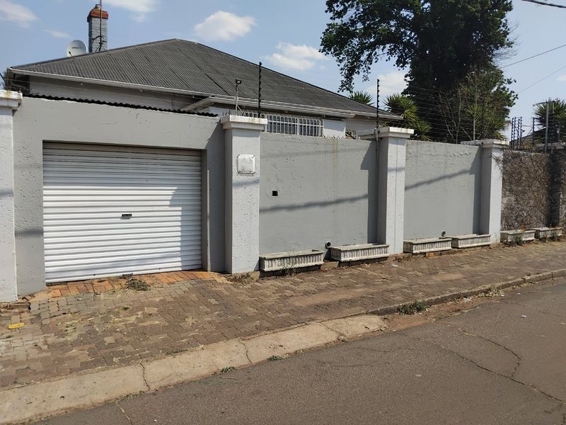 Beautiful Corner Stand Family Home in Kensington - Photo 5