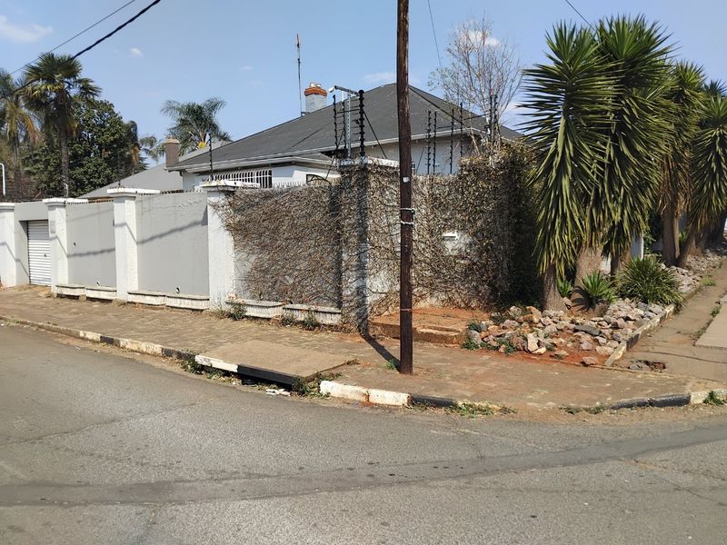 Beautiful Corner Stand Family Home in Kensington - Photo 8