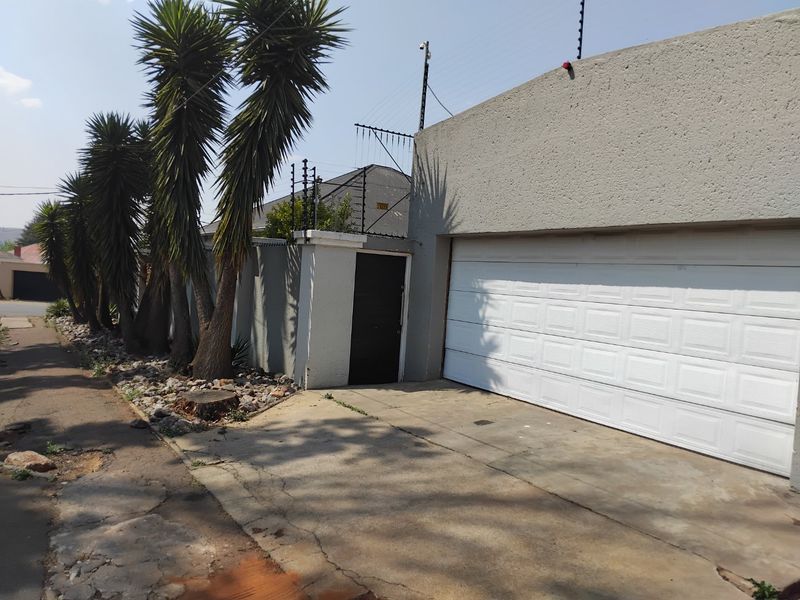 Beautiful Corner Stand Family Home in Kensington - Photo 6