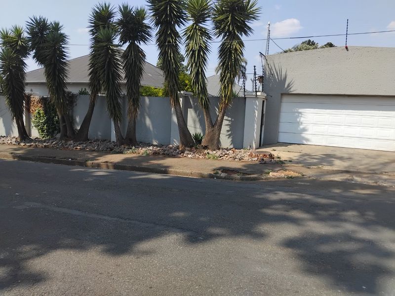 Beautiful Corner Stand Family Home in Kensington - Photo 7