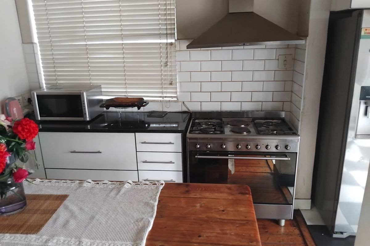 Beautiful Corner Stand Family Home in Kensington - Photo 2