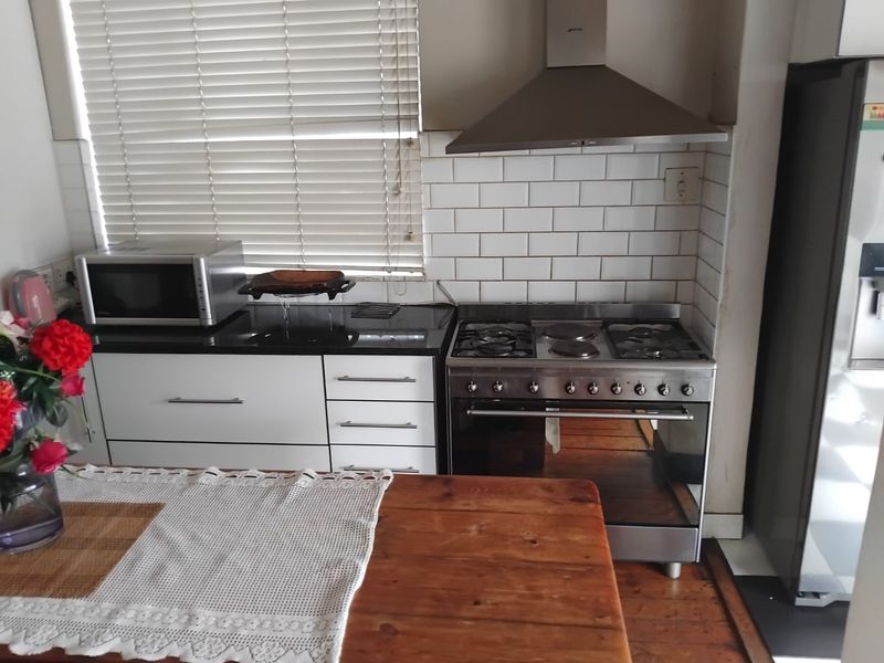 Beautiful Corner Stand Family Home in Kensington - Photo 2