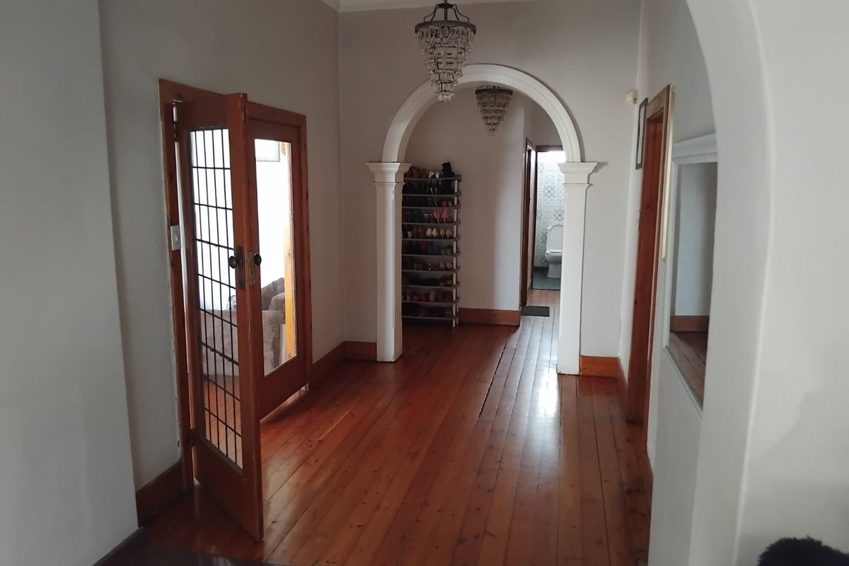 Beautiful Corner Stand Family Home in Kensington - Photo 3