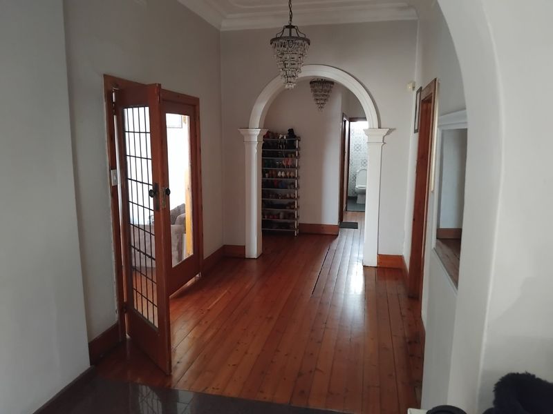 Beautiful Corner Stand Family Home in Kensington - Photo 3