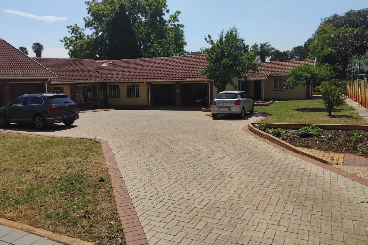 4 Bed House For Sale – Spacious Family Home with Pool, Solar Power & Excellent Security - Photo 4