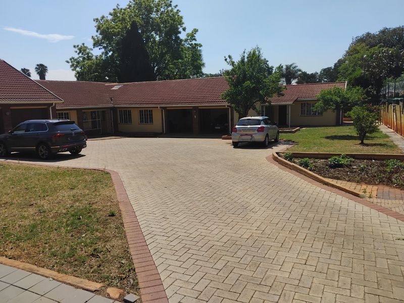 4 Bed House For Sale – Spacious Family Home with Pool, Solar Power & Excellent Security - Photo 4