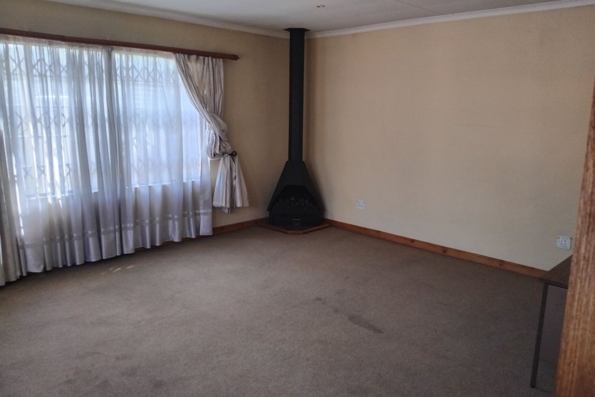 4 Bed House For Sale – Spacious Family Home with Pool, Solar Power & Excellent Security - Photo 3