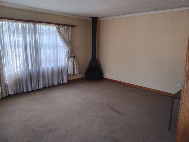 4 Bed House For Sale – Spacious Family Home with Pool, Solar Power & Excellent Security - Photo 3