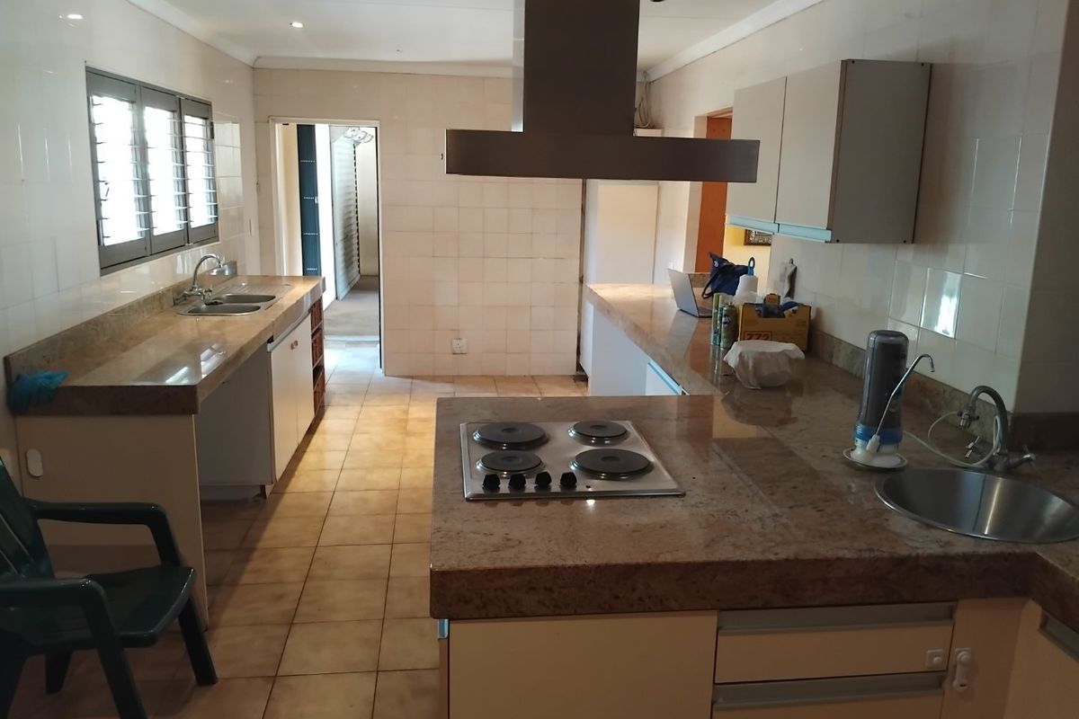 4 Bed House For Sale – Spacious Family Home with Pool, Solar Power & Excellent Security - Photo 5