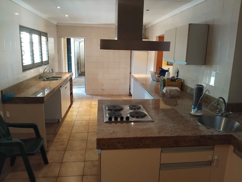 4 Bed House For Sale – Spacious Family Home with Pool, Solar Power & Excellent Security - Photo 5