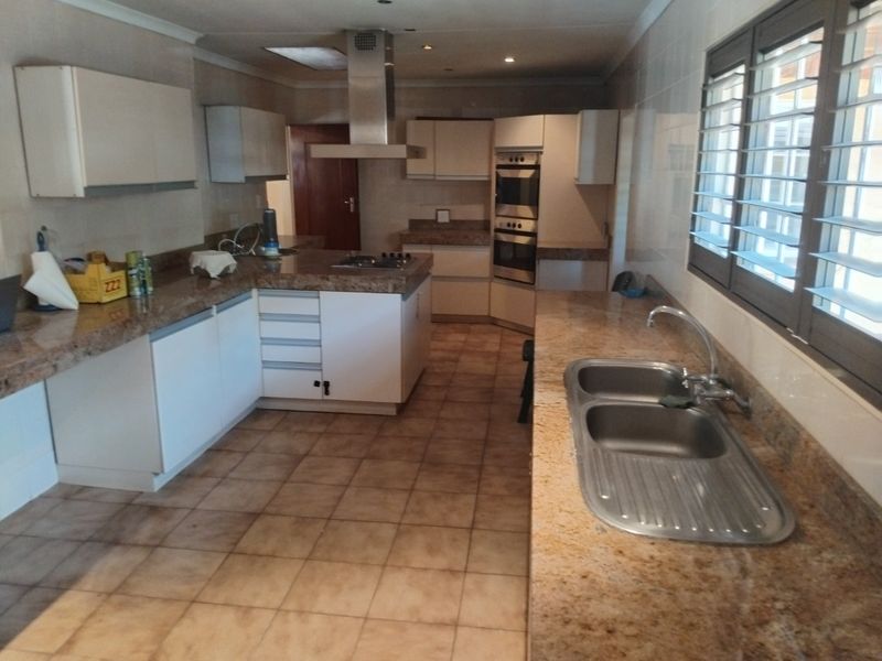 4 Bed House For Sale – Spacious Family Home with Pool, Solar Power & Excellent Security - Photo 2