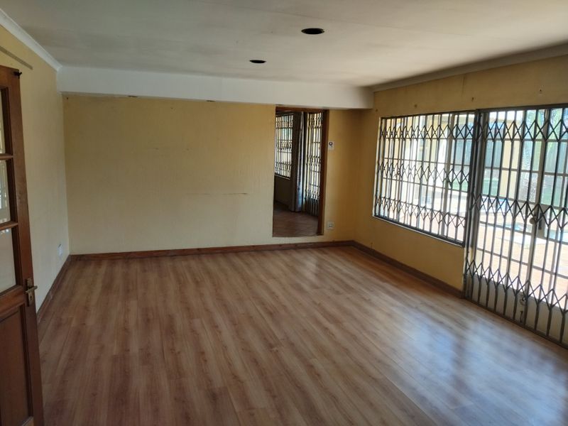 4 Bed House For Sale – Spacious Family Home with Pool, Solar Power & Excellent Security - Photo 10