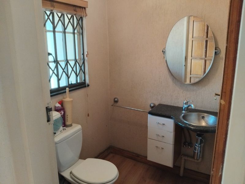 4 Bed House For Sale – Spacious Family Home with Pool, Solar Power & Excellent Security - Photo 8