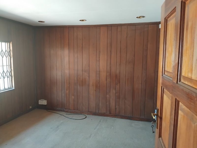 4 Bed House For Sale – Spacious Family Home with Pool, Solar Power & Excellent Security - Photo 7