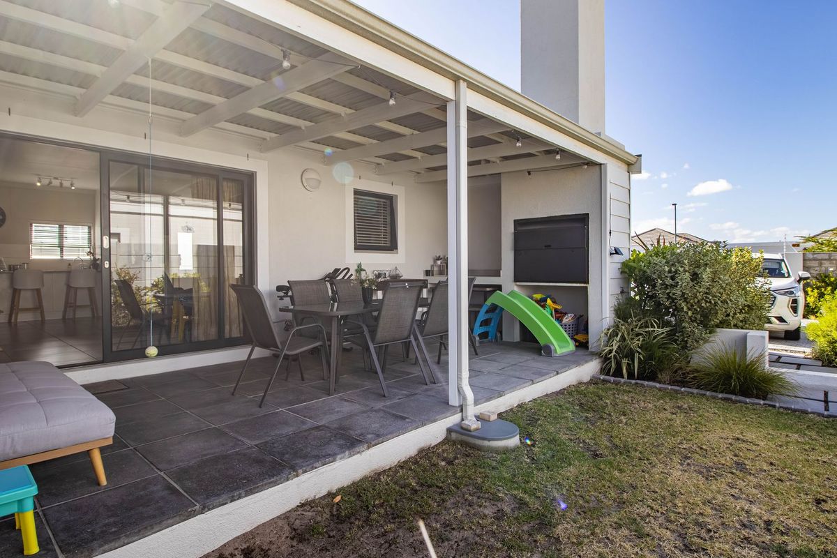 Sunningdale Family Gem of a Home – Less Than 3 Years Old - Photo 4