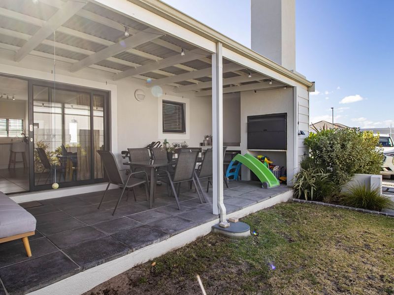 Sunningdale Family Gem of a Home – Less Than 3 Years Old - Photo 4