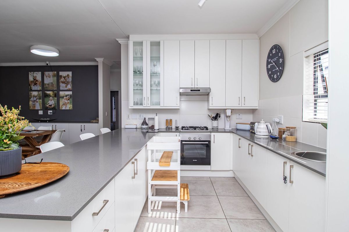 Sunningdale Family Gem of a Home – Less Than 3 Years Old - Photo 3