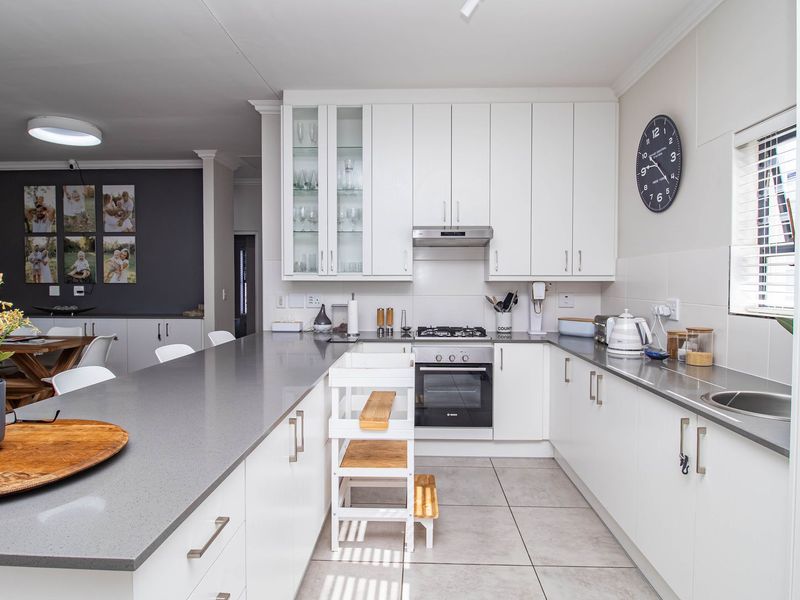 Sunningdale Family Gem of a Home – Less Than 3 Years Old - Photo 3