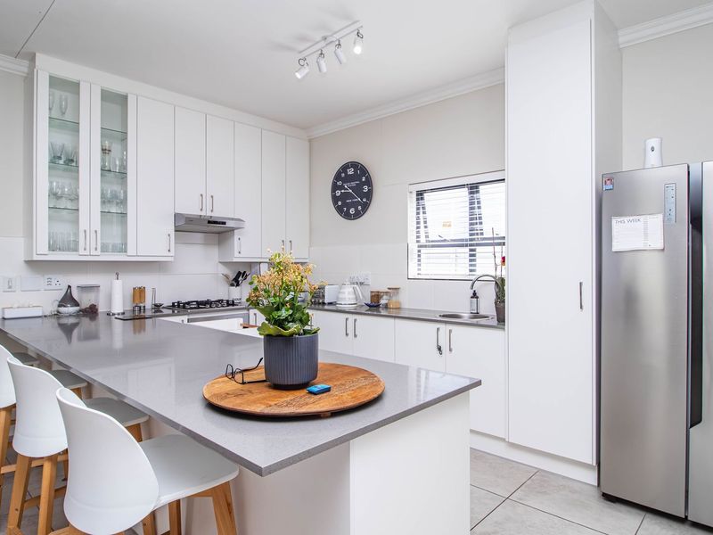 Sunningdale Family Gem of a Home – Less Than 3 Years Old - Photo 10