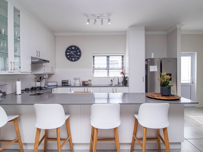 Sunningdale Family Gem of a Home – Less Than 3 Years Old - Photo 9