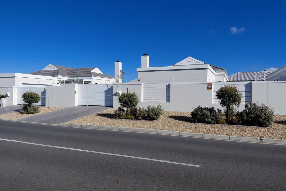 Sunningdale Family Gem of a Home – Less Than 3 Years Old - Photo 5