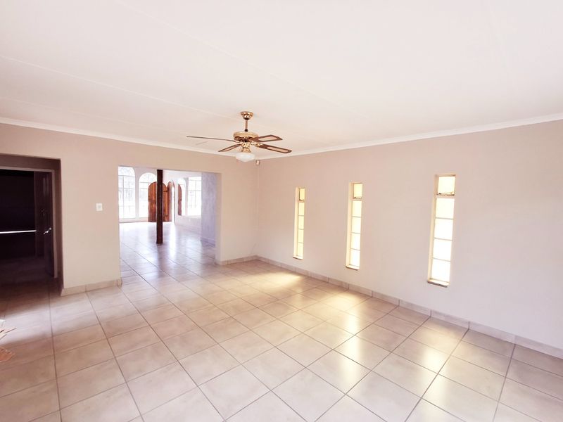 Newly revamped 3-bedroom home in the heart of old Vaalpark. - Photo 10