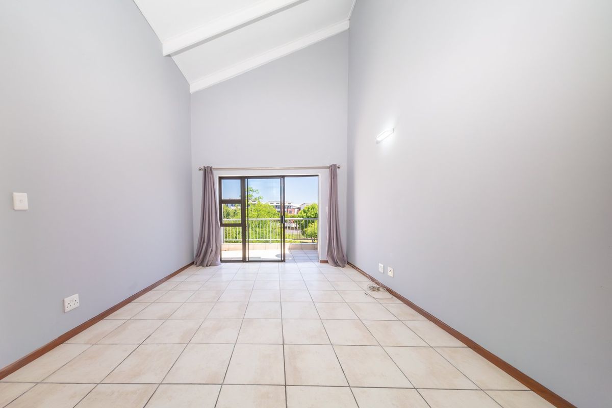 Modern Apartment with Greenbelt View in Stylish Sawgrass in Sought After Waterstone Park Estate - Photo 4