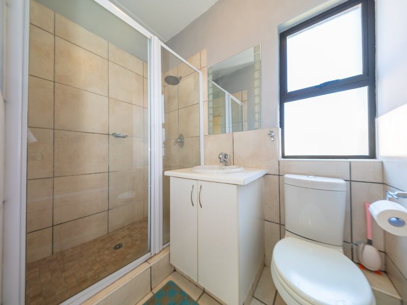 Modern Apartment with Greenbelt View in Stylish Sawgrass in Sought After Waterstone Park Estate - Photo 10