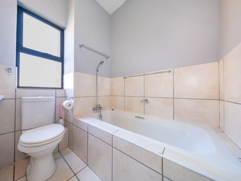 Modern Apartment with Greenbelt View in Stylish Sawgrass in Sought After Waterstone Park Estate - Photo 9