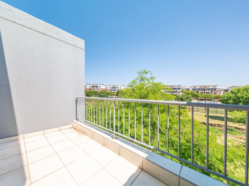 Modern Apartment with Greenbelt View in Stylish Sawgrass in Sought After Waterstone Park Estate - Photo 6