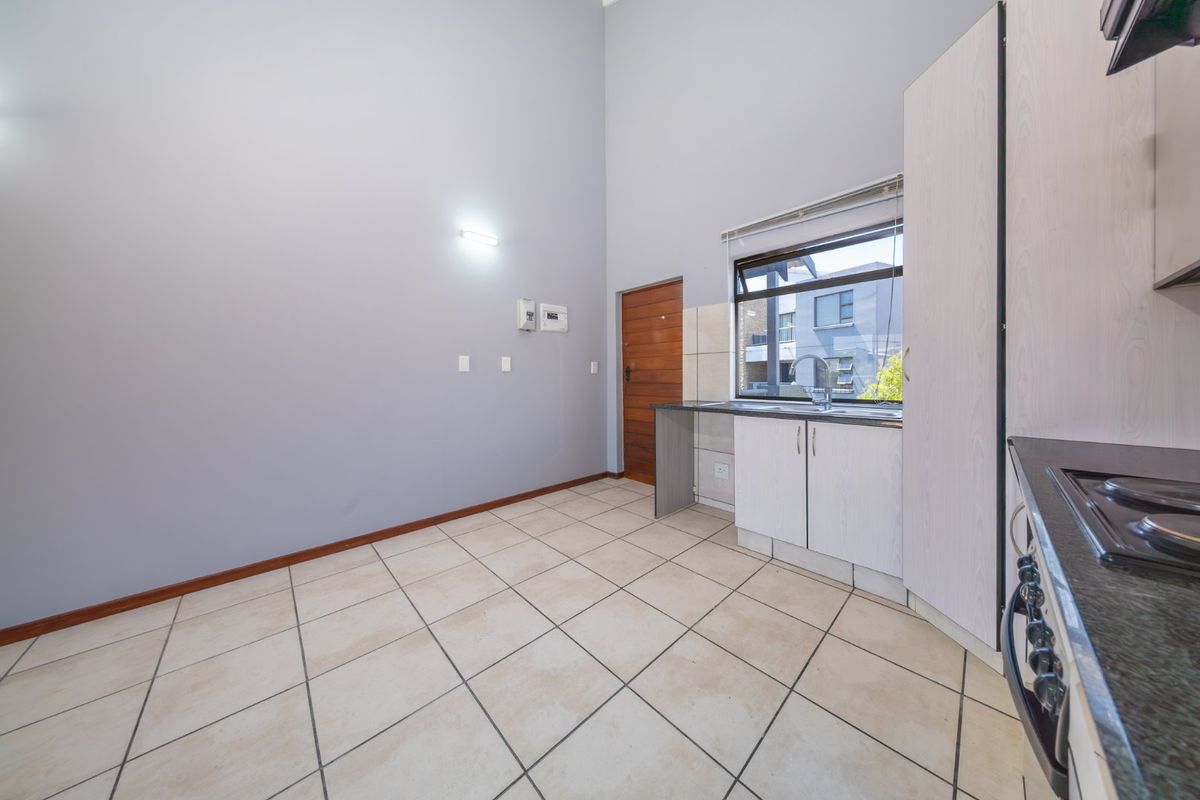 Modern Apartment with Greenbelt View in Stylish Sawgrass in Sought After Waterstone Park Estate - Photo 3