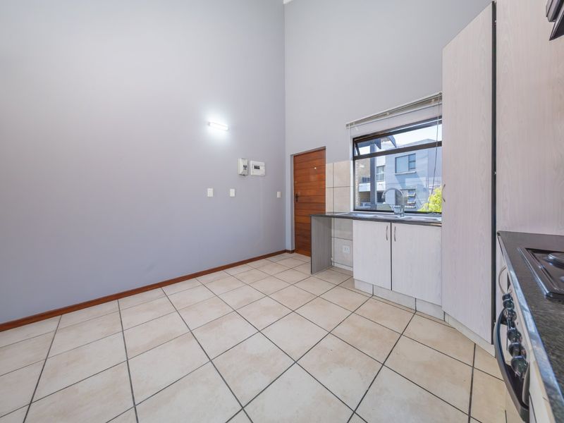 Modern Apartment with Greenbelt View in Stylish Sawgrass in Sought After Waterstone Park Estate - Photo 3