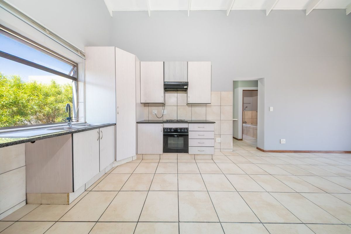 Modern Apartment with Greenbelt View in Stylish Sawgrass in Sought After Waterstone Park Estate - Photo 2