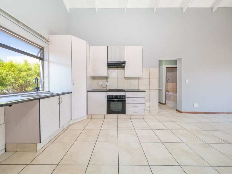 Modern Apartment with Greenbelt View in Stylish Sawgrass in Sought After Waterstone Park Estate - Photo 2