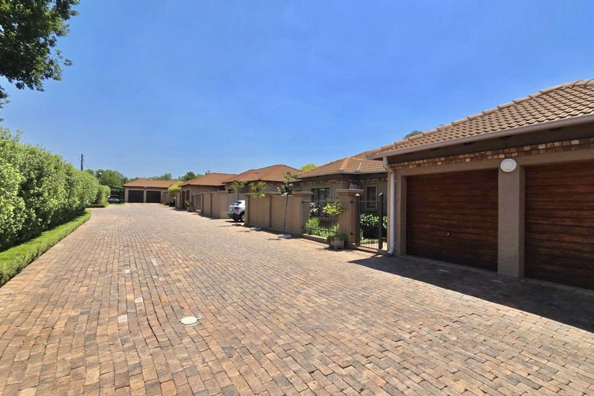 Massive Townhouse In A Secure Complex – A Rare Find In Groenkol - Photo 2