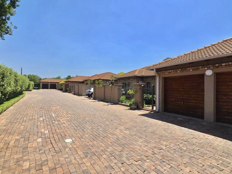 Massive Townhouse In A Secure Complex – A Rare Find In Groenkol - Photo 2