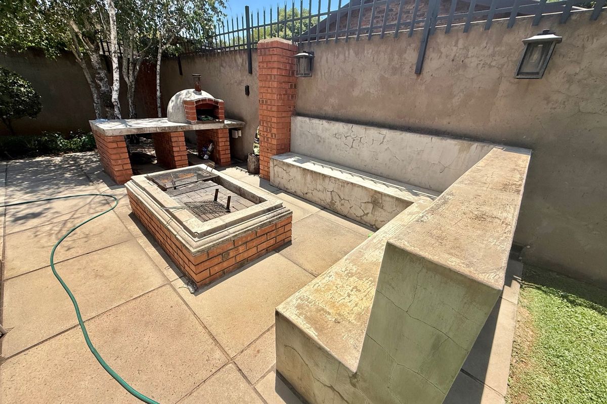 Massive Townhouse In A Secure Complex – A Rare Find In Groenkol - Photo 4