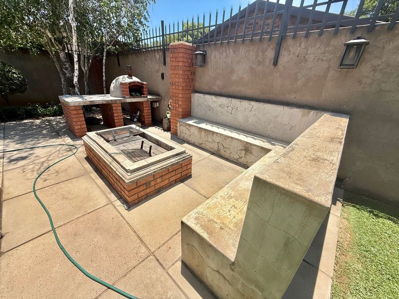 Massive Townhouse In A Secure Complex – A Rare Find In Groenkol - Photo 4