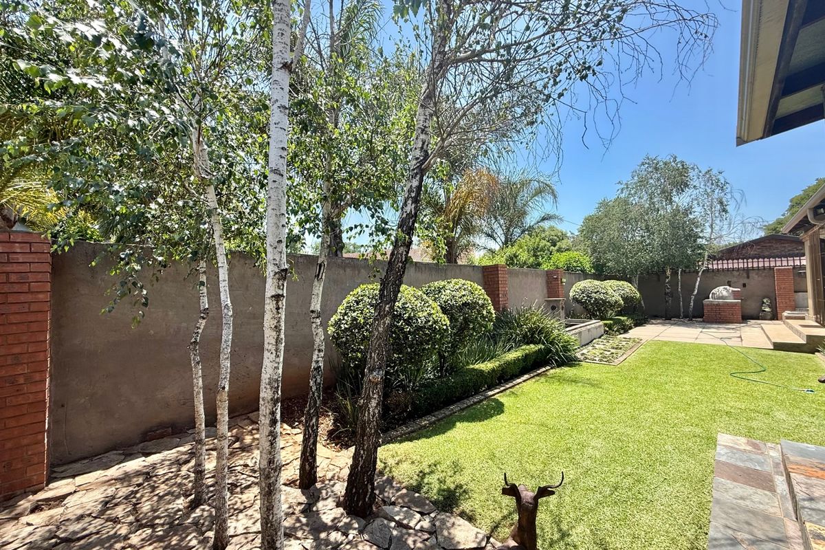 Massive Townhouse In A Secure Complex – A Rare Find In Groenkol - Photo 3