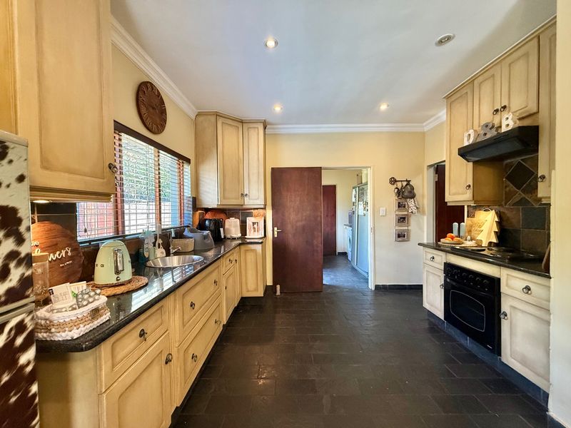 Massive Townhouse In A Secure Complex – A Rare Find In Groenkol - Photo 8