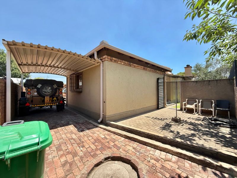 Massive Townhouse In A Secure Complex – A Rare Find In Groenkol - Photo 7