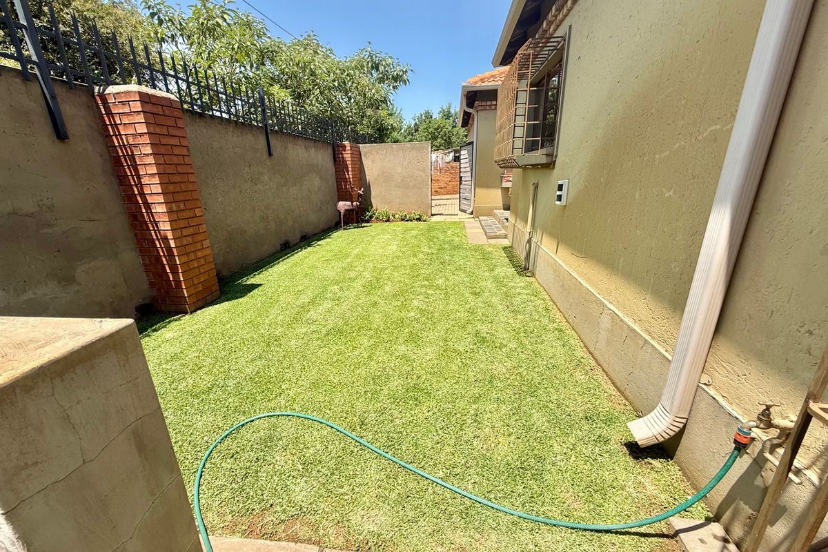 Massive Townhouse In A Secure Complex – A Rare Find In Groenkol - Photo 5