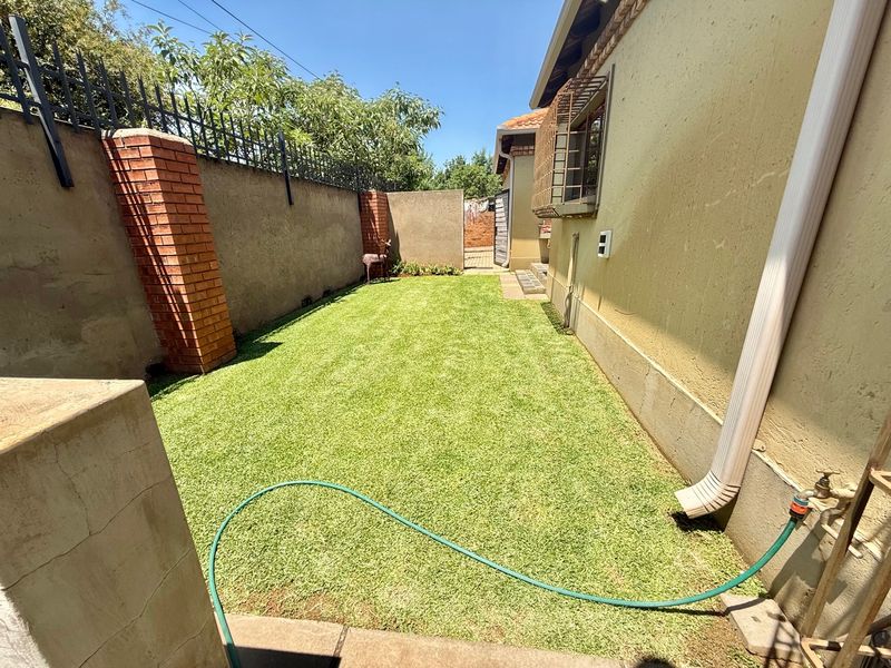 Massive Townhouse In A Secure Complex – A Rare Find In Groenkol - Photo 5