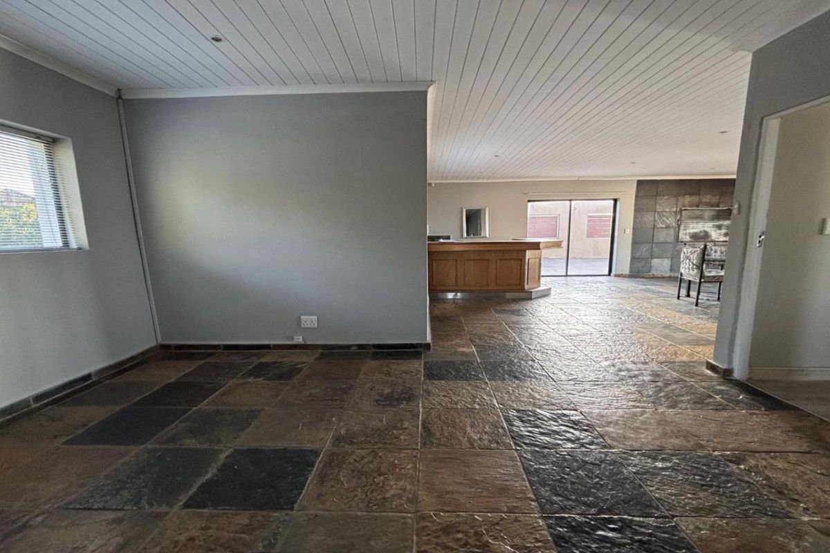 Great position clean and neat - Photo 5