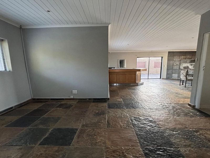 Great position clean and neat - Photo 5