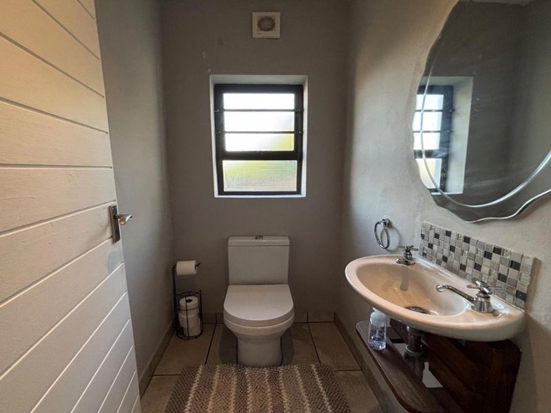 Great position clean and neat - Photo 7